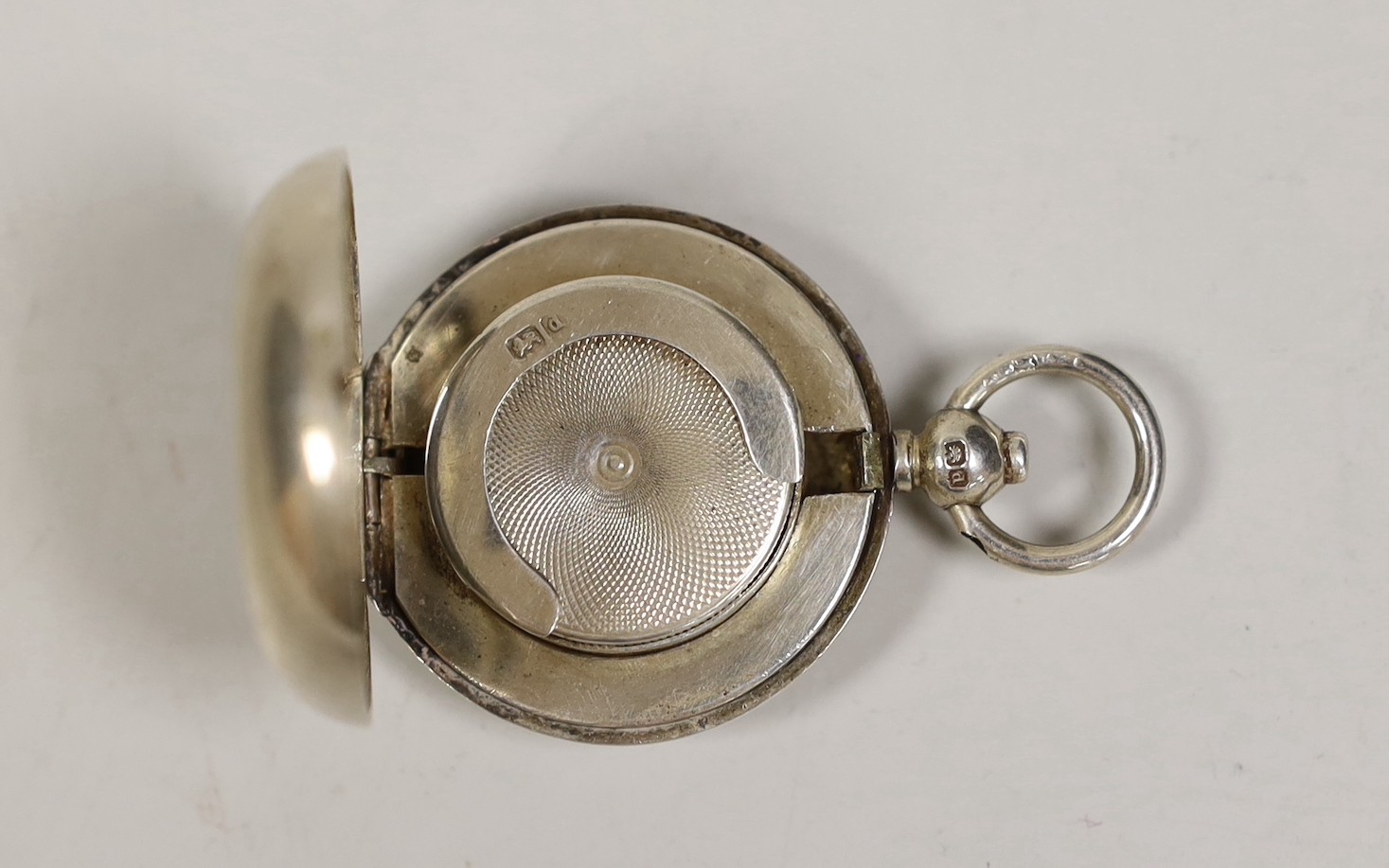 An Edwardian plain silver sovereign case, A.L. Dennison, Birmingham, 1903, 30mm.